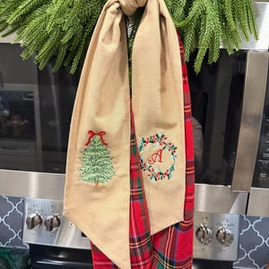 Personalized Christmas Bow Tree Embroidered Wreath Sash – Custom Monogram Linen Door Decor photo review