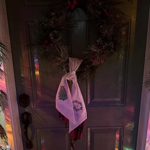 Personalized Christmas Bow Tree Embroidered Wreath Sash – Custom Monogram Linen Door Decor photo review